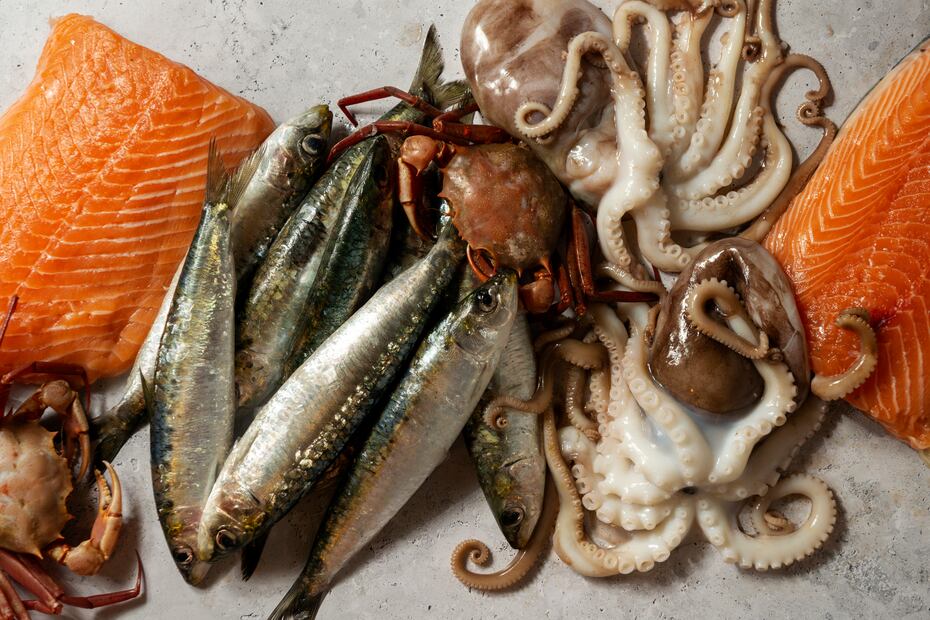 Seleccionar pescados y mariscos de calidad no solo asegura un mejor sabor, sino también un consumo seguro y saludable. Foto: Freepik