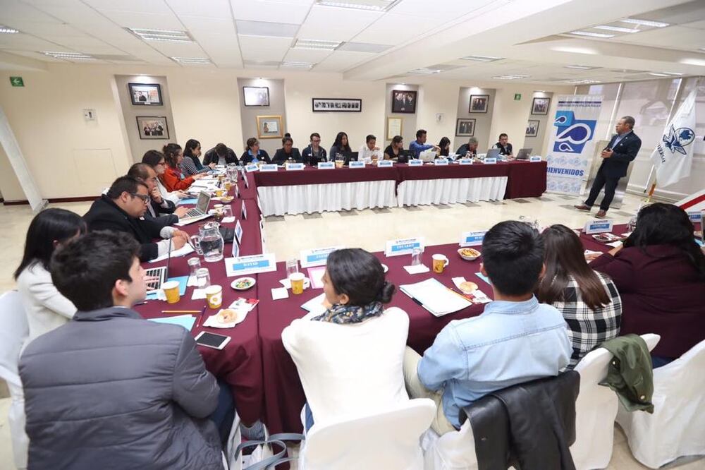 Los jóvenes llegaron al salón Palavicini del periódico EL UNIVERSAL, ahí los recibió Enrique Bustamante , director de la Fundación Ealy Ortiz A.C. Foto: Berenice Fregoso