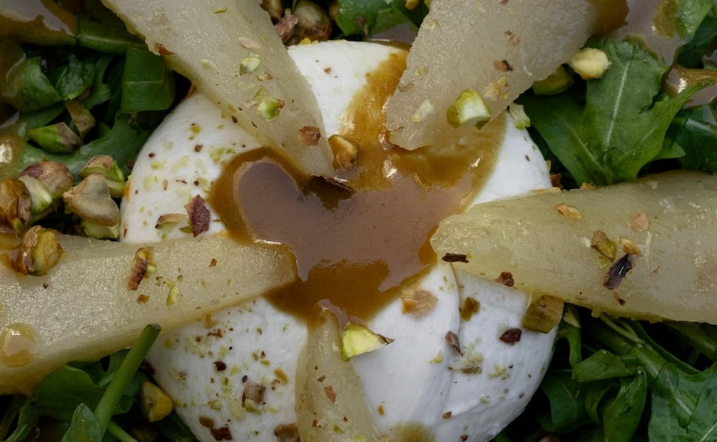 Ensalada de burrata con peras. Foto: Cortesía