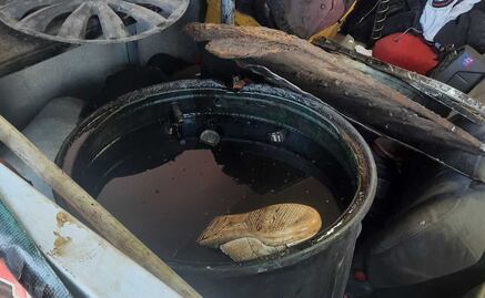 Hallan cuerpo de joven sumergido en tambo con aceite en taller de Ecatepec