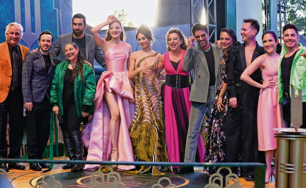 Danna y Cecilia de la Cueva (al centro) con el cast mexicano en la alfombra amarilla, en el Auditorio. Foto: Fernanda Rojas | El Universal
