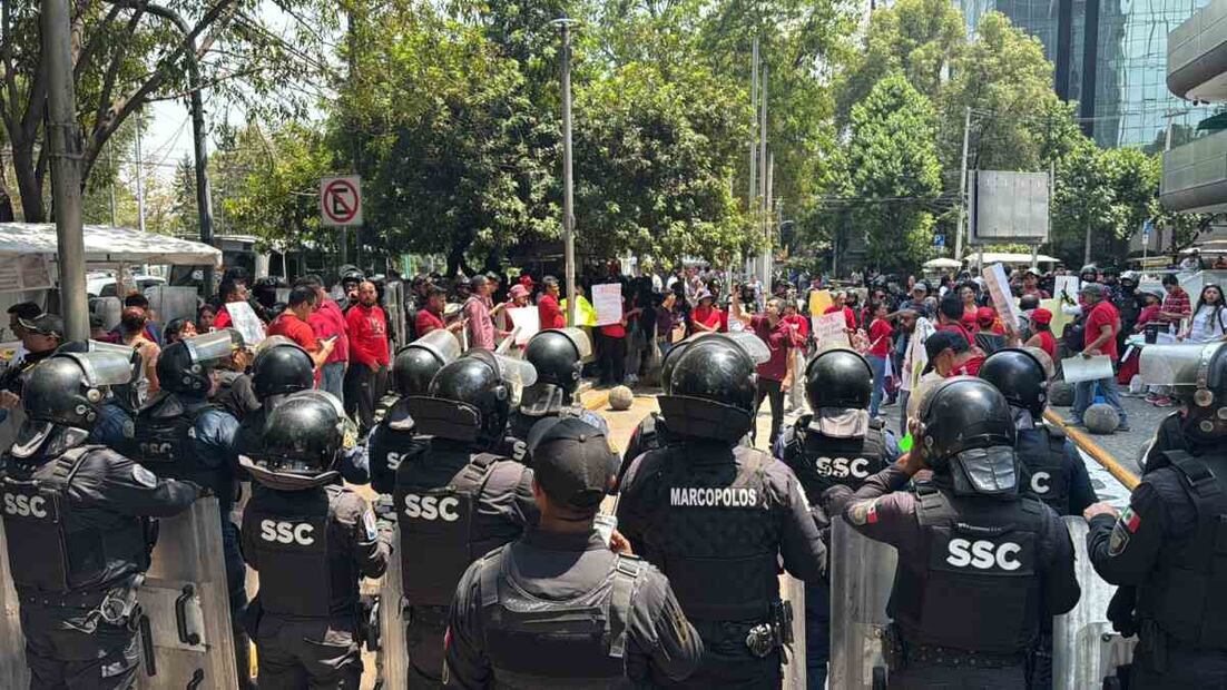 Alrededor de las 02:00 de la tarde, los clientes afectados fueron encapsulados por elementos de la Secretaría de Seguridad Ciudadana (SSC). Foto: Antonio Hernández / El Universal