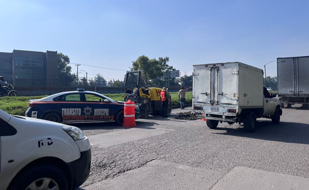 Bacheo en carriles laterales de la carretera México-Querétaro afecta circulación hacia CDMX. Foto: Arturo Contreras