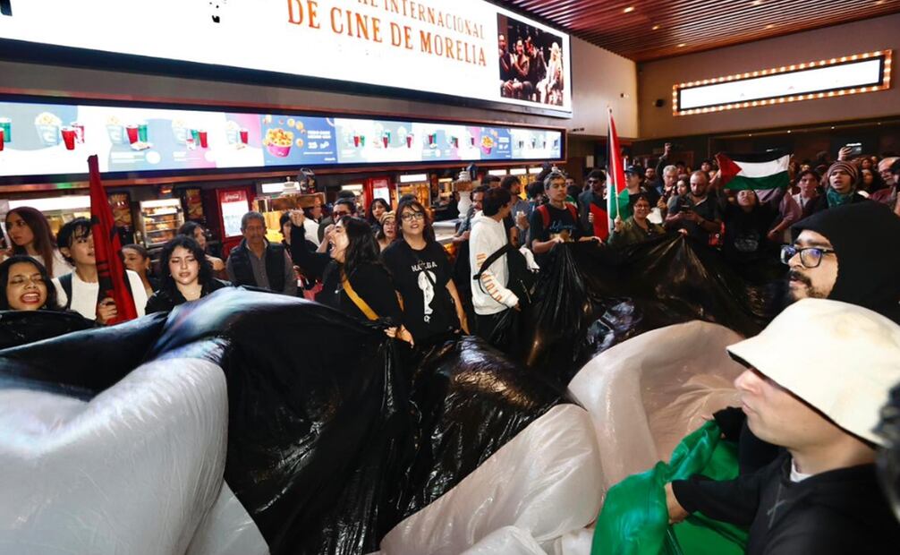 Un grupo de manifestantes sostiene con fuerza una gran bandera de Palestina dentro del Cinépolis de Morelia, mostrando su solidaridad y protesta frente a la violencia en la región. Foto: Berenice Fregoso/EL UNIVERSAL.