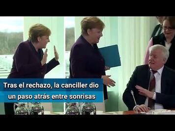 Ministro de Interior de Alemania evita darle la mano a Merkel por coronavirus