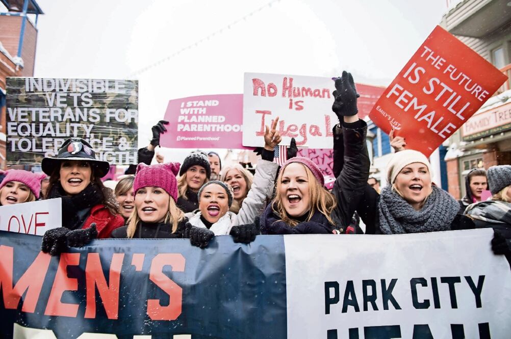 Conductora y actriz llevaron pancartas y estuvieron al frente del mitin (ARTHUR MOLA. AP)