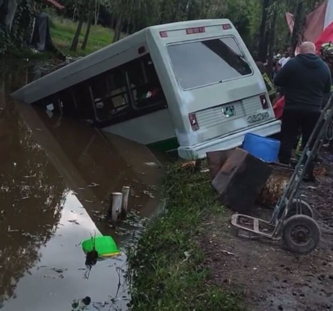 ¡No era trajinera! Microbús cae con todo y pasaje a canal de Xochimilco