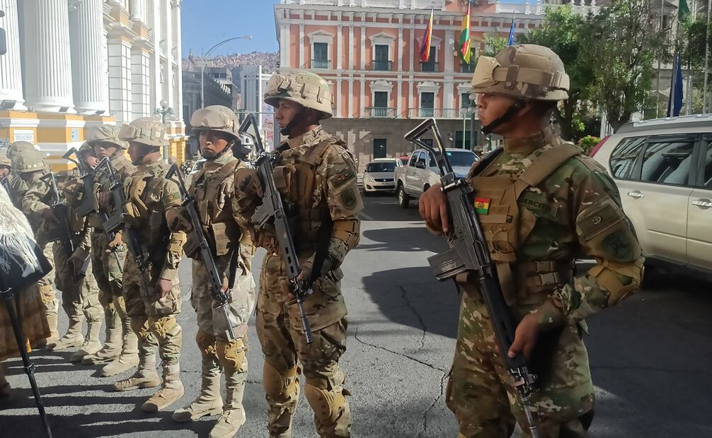 Militares se forman frente a la sede del Gobierno de Bolivia, este miércoles en La Paz (Bolivia). El presidente de Bolivia, Luis Arce, denunció este miércoles "movimientos irregulares" de militares en frente a la sede del Gobierno en la ciudad de La Paz, mientras que ciudadanos y medios locales reportaron la presencia de tanques y militares fuertemente armados. EFE/ Luis Gandarillas
