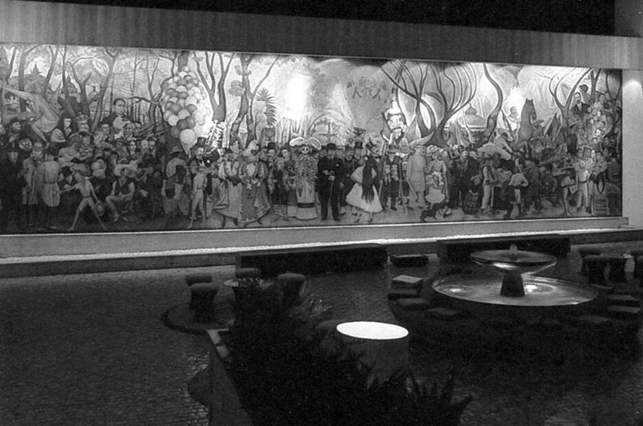 El famoso mural "Sueño de una tarde dominical en la Alameda Central", de Diego Rivera, al interior del Salón de los Candiles en el Hotel del Prado. Ante la necesidad de demoler el hotel, el mural fue retirado y hoy se puede admirar en el Museo Mural Diego Rivera. Imagen: Colección Villasana.