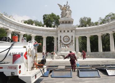 Limpian pintas del Hemiciclo a Juárez tras marcha del Día del Trabajo; retornan vallas para resguardarlo