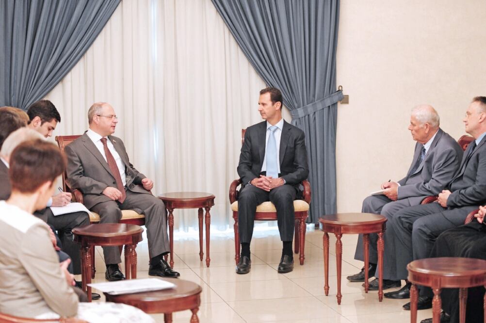 El presidente sirio, Bashar al-Assad, se reunió ayer con una delegación de diputados rusos, en Damasco (MOHAMMED BADRA. EFE)