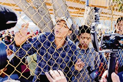 Chocan migrantes y policías en albergue 