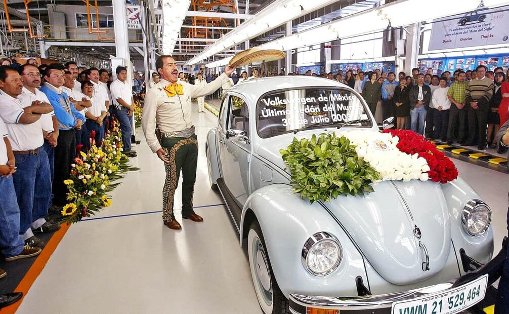 Un mariachi coloca su sombrero sobre el último vochito. La despedida del modelo fue todo un evento para la marca alemana de vehículos, pues fabricó más de 21 millones de unidades en todo el mundo; en México se produjeron 1.6 millones. Foto: Andrew Winning/AP.