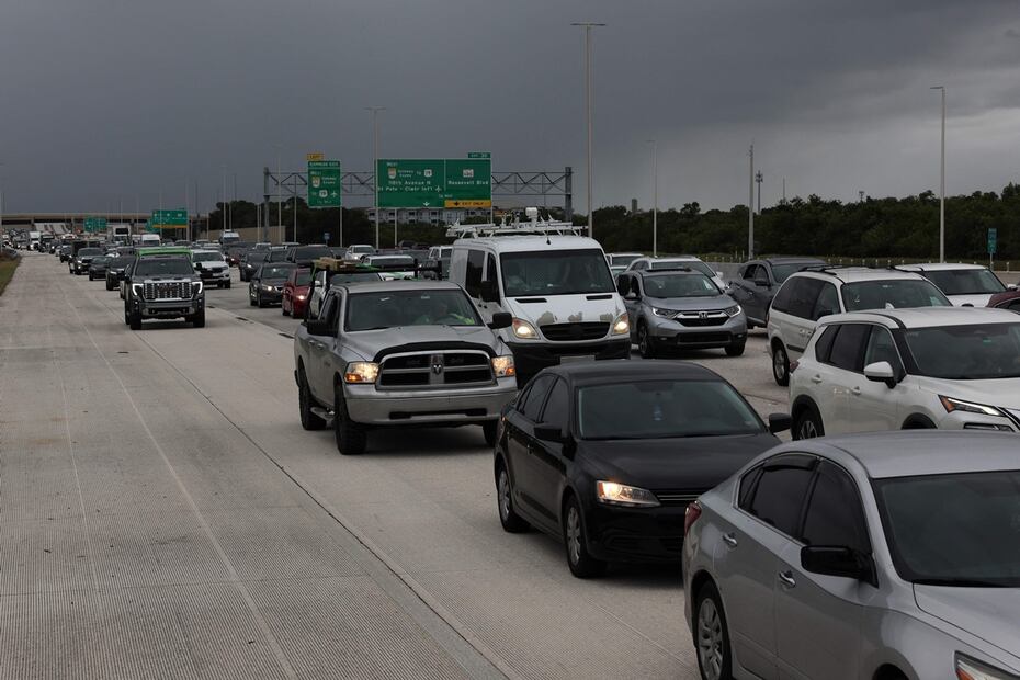 El tráfico es denso mientras miles de personas evacuan antes del huracán Milton mientras se agita en el Golfo de México el 7 de octubre de 2024, en San Petersburgo, Florida. Foto: AFP