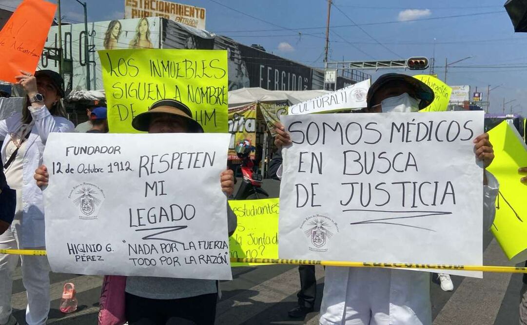 Personal administrativo del Hospital Escuela de la Libre de Medicina Homeopática, se manifestaron para protestar contra la decisión gubernamental de transformar su escuela en un albergue para migrantes. Foto: Juan Carlos Williams