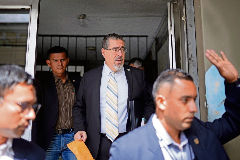 El presidente electo Bernardo Arévalo, al salir ayer de su oficina del Congreso rodeado por su
equipo de seguridad en la Ciudad de Guatemala. Foto: Santiago Billy | AP