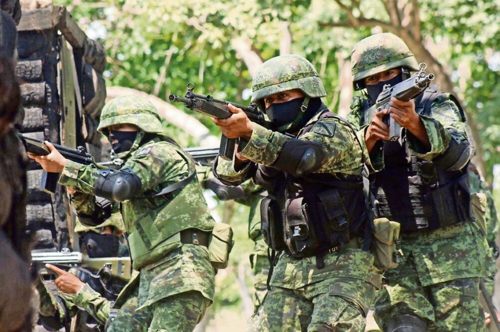 Académicos y expertos aseguran que las Fuerzas Armadas están para defender la soberanía nacional y a las instituciones, no la seguridad pública, eso le corresponde a las policías. (ARCHIVO EL UNIVERSAL)