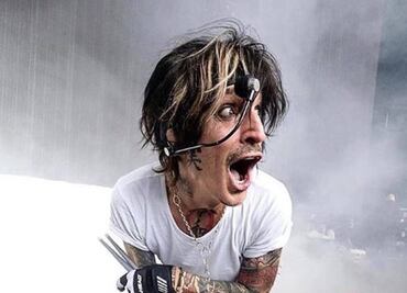 Tommy Lee, baterista de de Mötley Crüe, publica foto desnudo que desaparece de Instagram