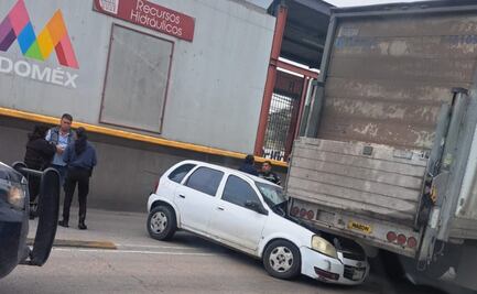 Chocan auto y vehículo de carga sobre carril del Mexibús en Tultitlán; interrumpen servicio