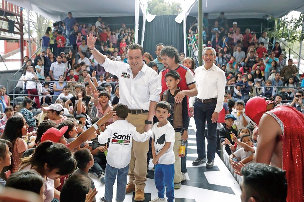 El candidato del tricolor a gobernar la Ciudad de México, Mikel Arriola Peñalosa, participó en un espectáculo de lucha libre en la delegación Álvaro Obregón para festejar el Día del Niño. Foto: LUIS CORTÉS. EL UNIVERSAL