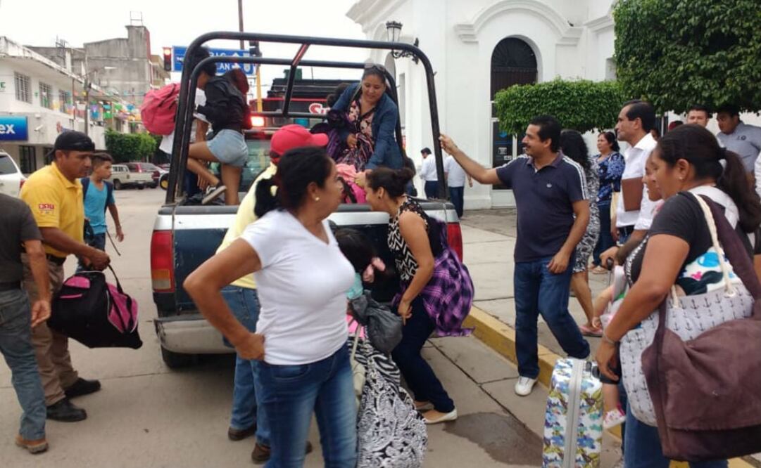 Autoridades reportan que algunos pobladores de las partes bajas abandonar sus hogares, por lo que se les ha convencido del grave riesgo que implica su permanencia. FOTOS: CORTESÍA