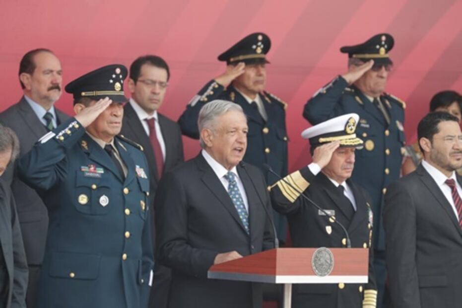 AMLO rompe protocolo en Marcha de la Lealtad