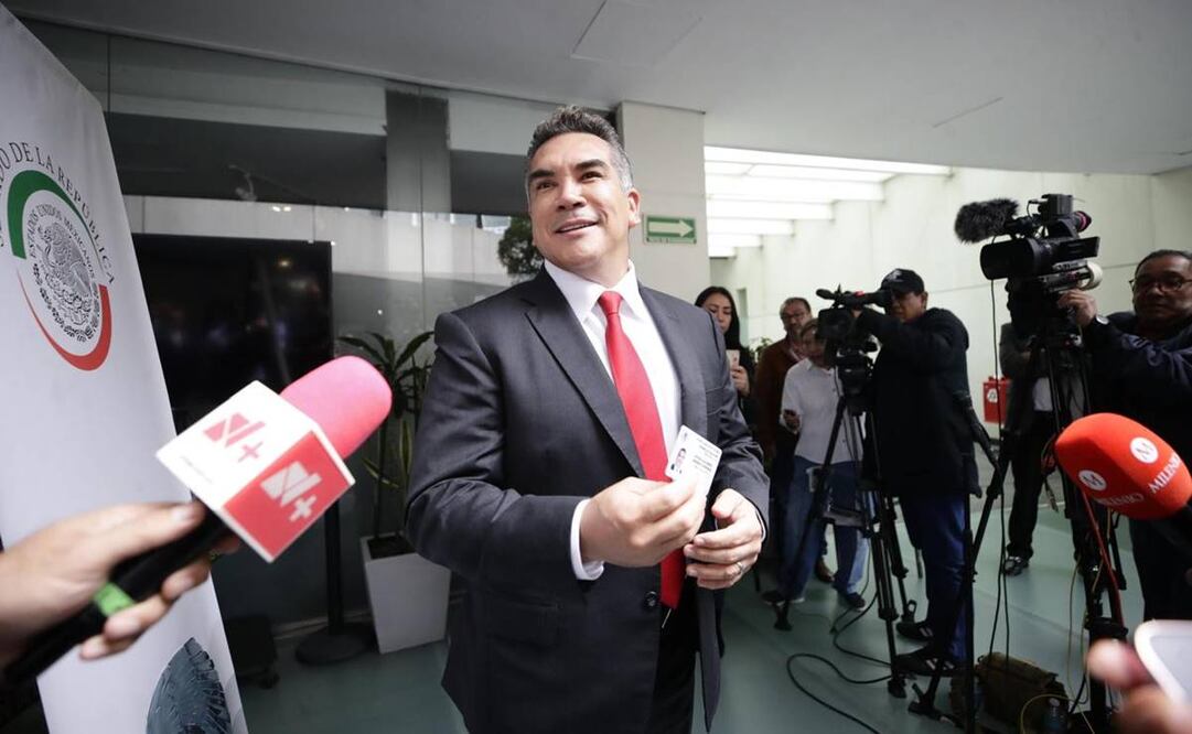 Alejandro Moreno Cárdenas recibió su credencial como integrante de la nueva legislatura / Foto: Especial