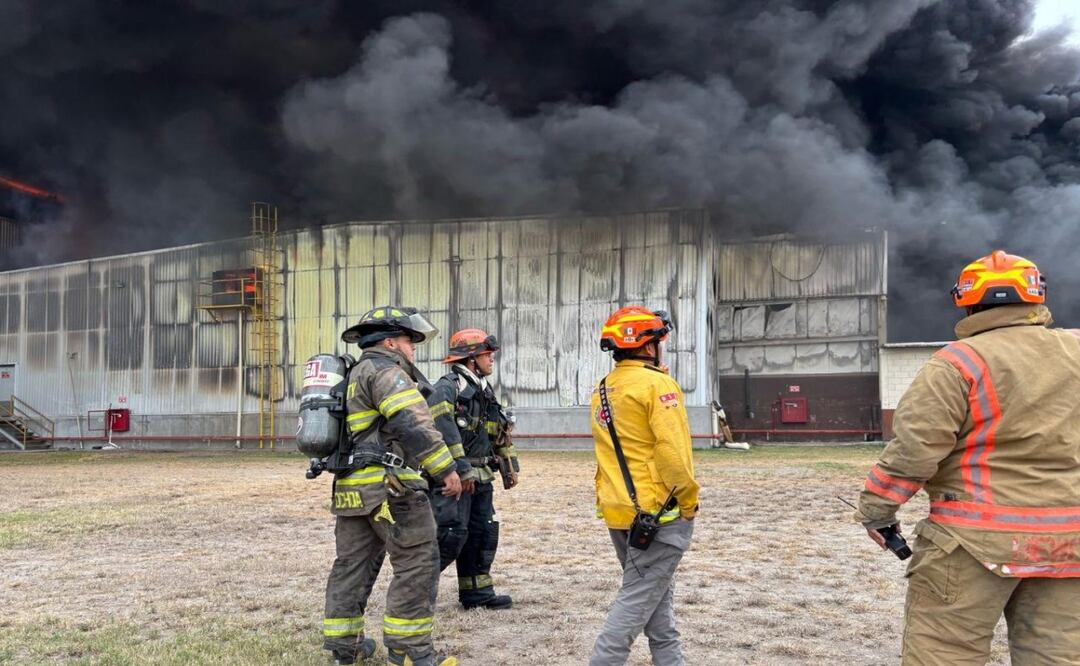 Evacúan a 133 trabajadores tras incendio en fábrica de Apodaca; no se reportan víctimas ni riesgo a la población. Foto: Especial