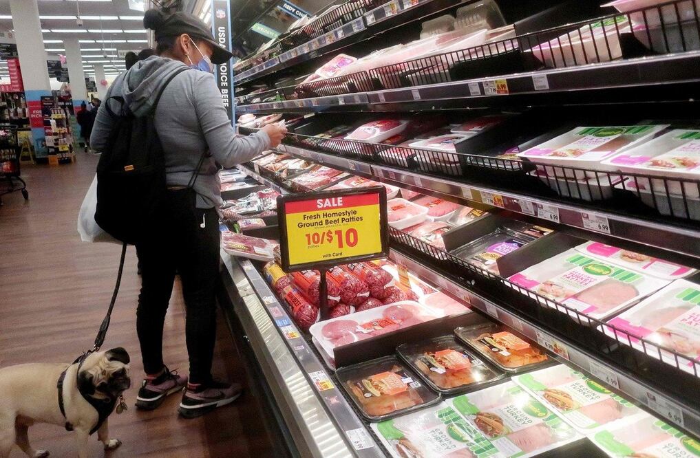 Una persona compra en la sección de carne de res de un supermercado el 13 de febrero, en Los Ángeles, California. Foto: AFP