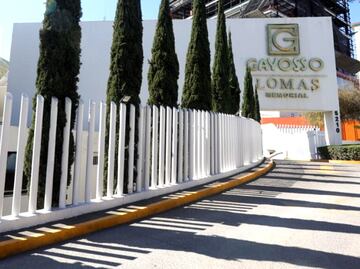 Familiares, amigos y alumnos dan último adiós a Carlos Urzúa