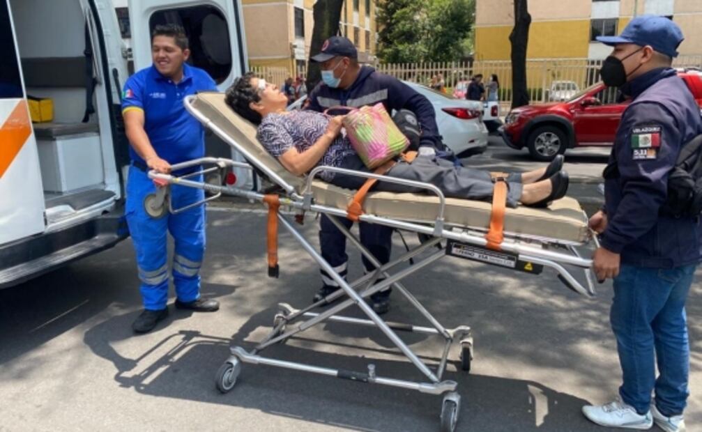 Combi ocasiona choque múltiple y vuelca sobre avenida Aquiles Serdán; hay 7 lesionados