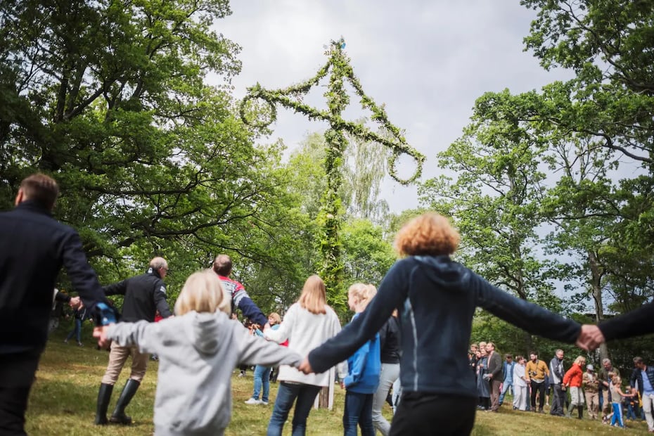 Bailes y canciones tradicionales en la celebración. Foto: Visit Sweden