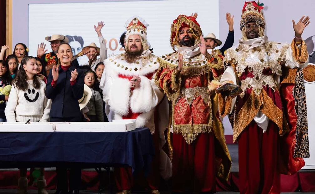 Los tres Reyes Magos, Melchor, Gaspar y Baltasar llegaron con sorpresas para los niños que acudieron a la conferencia presidencial en el Salón Tesorería. Foto: Carlos Mejía / EL UNIVERSAL