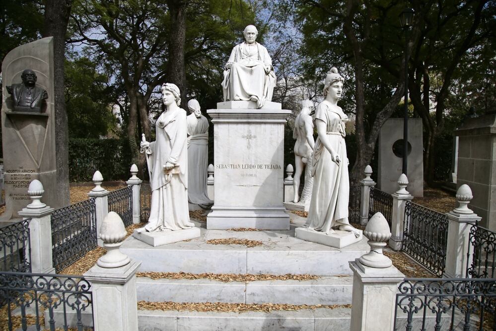 Mucha hojarasca y polvo cubre la mayoría de los monumentos; en otras tumbas, como del aviador Francisco Sarabia, se encuentran rastros de saqueos (una cruz de metal que fue arrancada); al pie de la de Siqueiros, incluso, hay heces de animales del bosque. Foto: CARLOS MEJÍA. EL UNIVERSAL