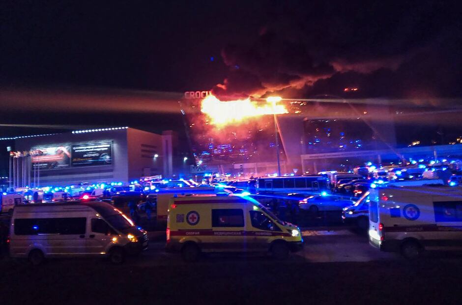Las ambulancias llegan cerca de la sala de conciertos del Crocus City Hall en llamas tras un tiroteo en Krasnogorsk, a las afueras de Moscú. Foto: EFE