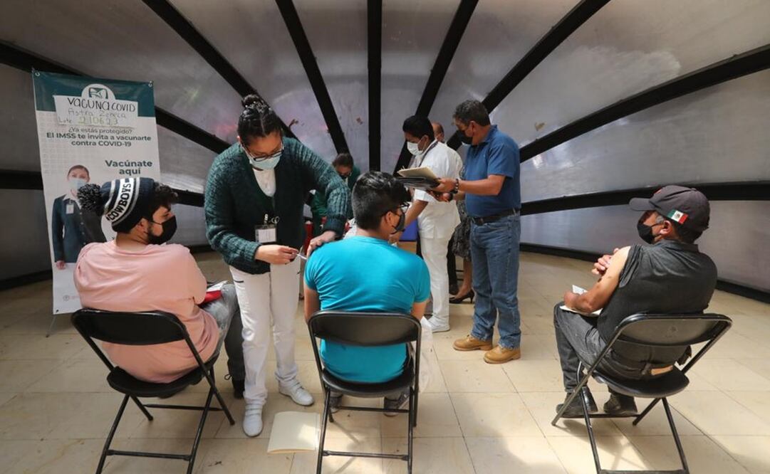 La vacuna contra el Covid-19 está siendo aplicada en espacios públicos, facultades, clínicas y explanadas del Edomex. Foto: Jorge Alvarado / EL UNIVERSAL