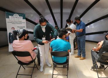 Sin importar las largas filas, rezagados buscan vacunarse contra Covid-19 en Edomex