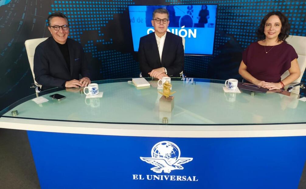 Con los de Casa con Juan Carlos Machorro, David Aponte y Maite Azuela sobre Mexicana de Aviación. Foto: Diego Prado/EL UNIVERSAL