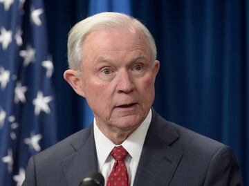 Trump estaría considerando despedir a Jeff Sessions como fiscal general de EU