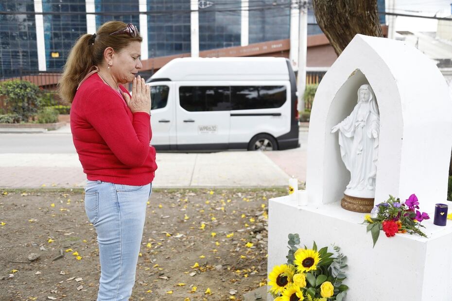 Una mujer reza en un altar construido en el lugar donde el aspirante presidencial colombiano,  Miguel Uribe Turbay, fue baleado, durante un mitin político. Uribe Turbay falleció la madrugada de este lunes 11 de agosto de 2025. FOTO: JOHN WILSON VIZCAINO. AP