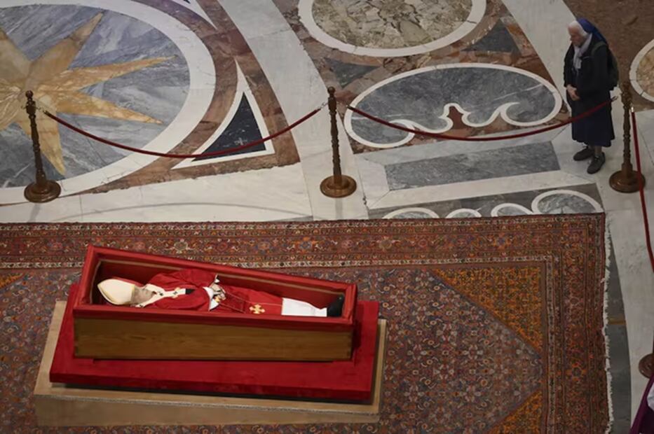 La hermana Genevieve Jeanningros, al despedir a su amigo, el papa Francisco, en la Basílica de San Pedro, en El Vaticano. FOTO: AP