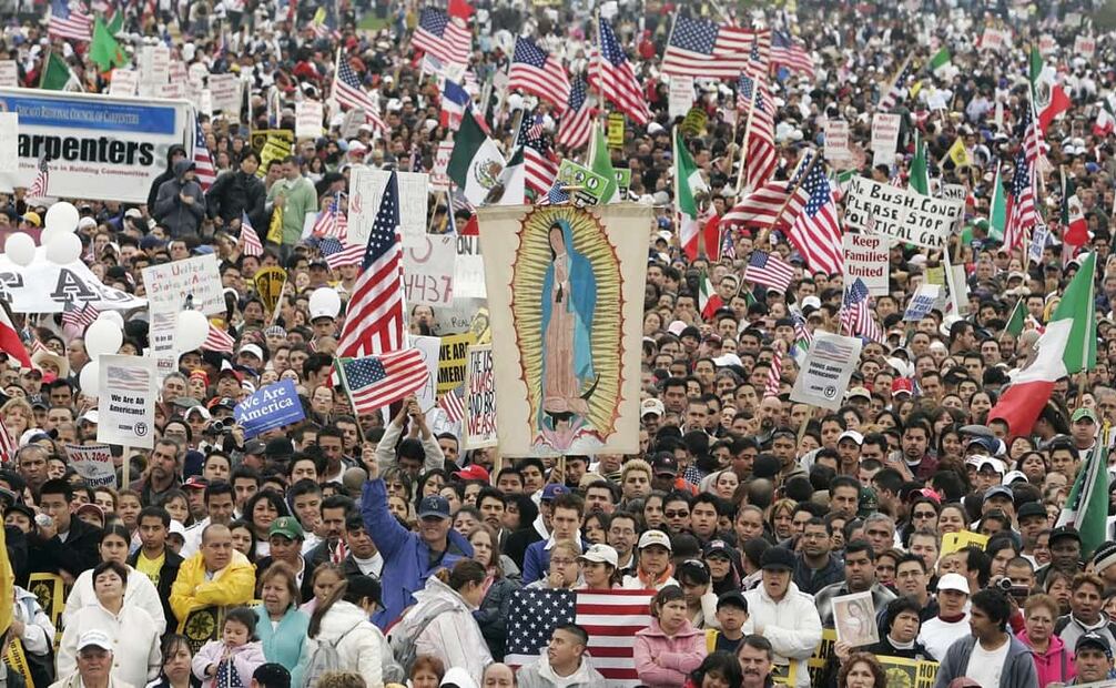 Manifestantes en Chicago, el primero de mayo del 2006. En varios estados de la Unión Americana hubo protestas multitudinarias por el “día sin inmigrantes”, a pesar de las opiniones encontradas dentro del propio movimiento migrante. Algunos representantes temían que el boicot enviara un mensaje incorrecto a los legisladores estadounidenses y fuera. Foto: Nam Y. Huh/AP.