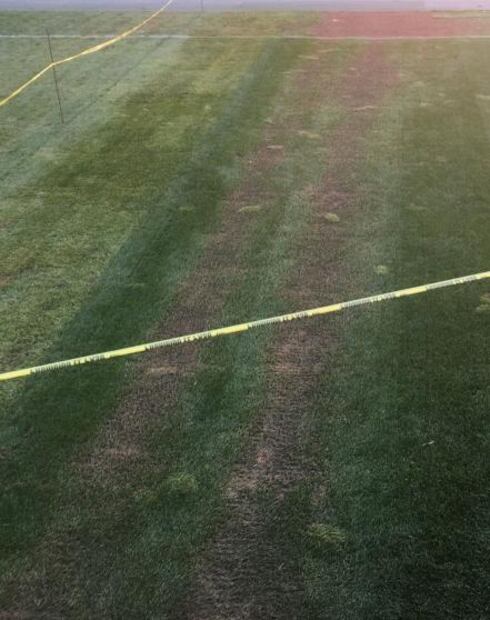 Campo de Chivas en malas condiciones para partido de futbol