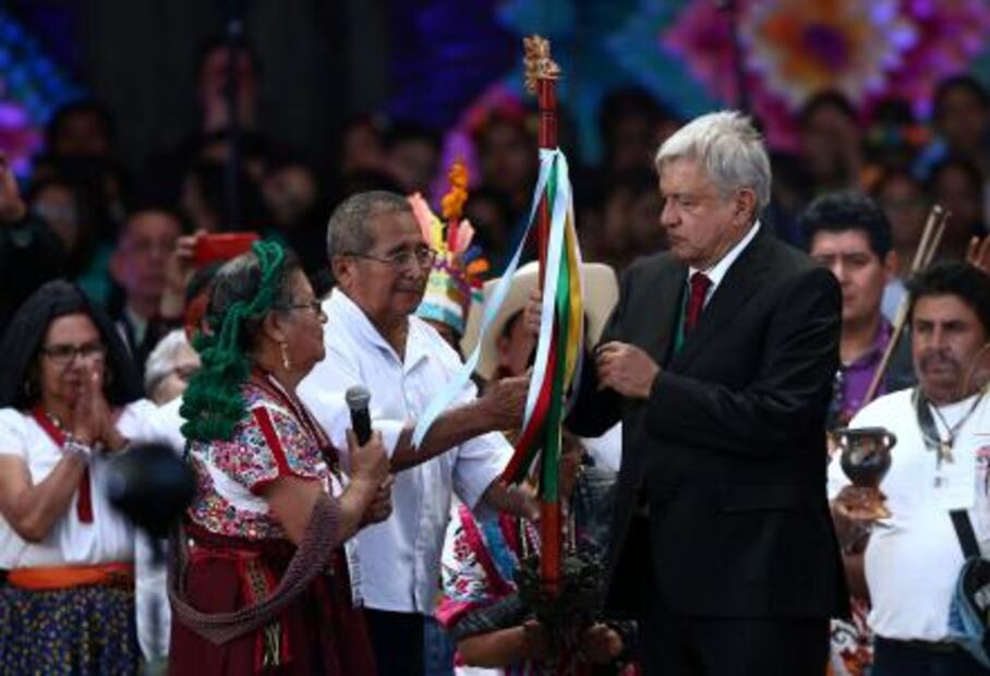 Ellos son quienes entregaron el Bastón de Mando a AMLO