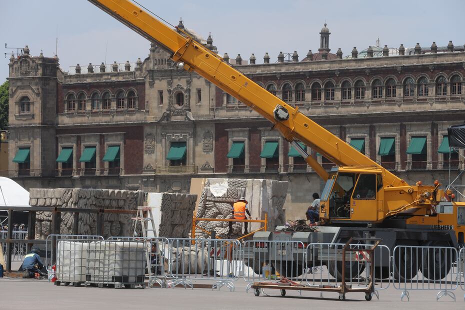 Personal de la Subdirección de Logística y Equipamiento Técnico de la Ciudad de México trabaja en el montaje de cinco estructuras que representan la cultura Mexica. (Foto: Gabriel Pano/ EL UNIVERSAL)