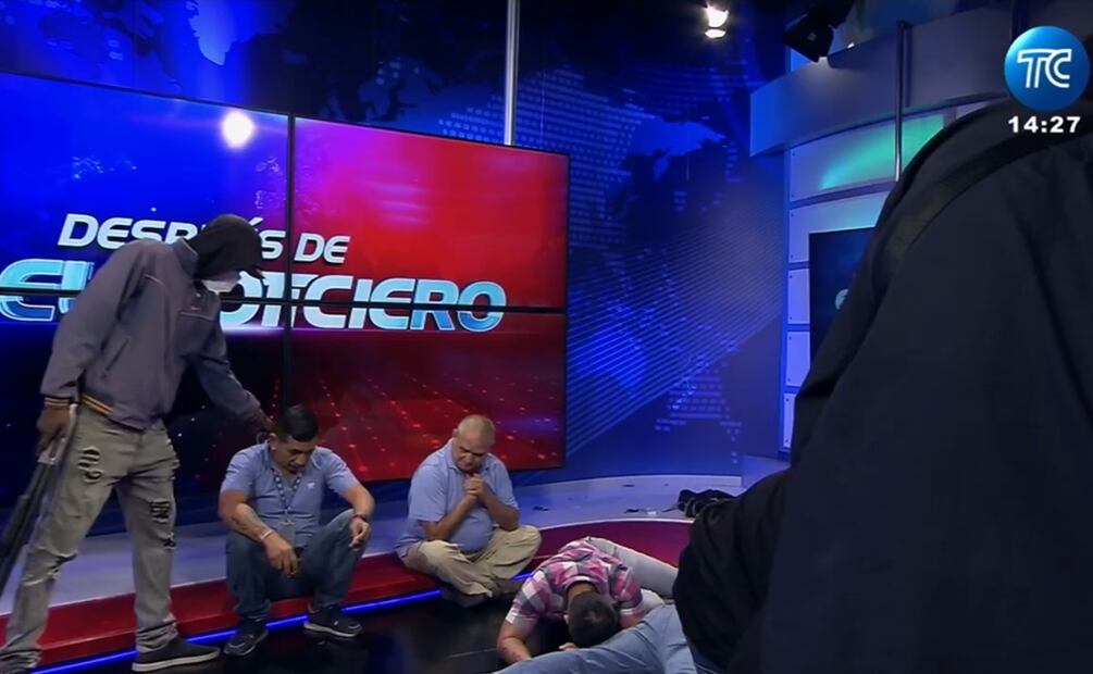 Encapuchados armados ingresaron este martes en el canal de televisión TC, en la ciudad de Guayaquil en el suroeste de Ecuador y sometieron su personal durante una transmisión en vivo. Foto: EFE