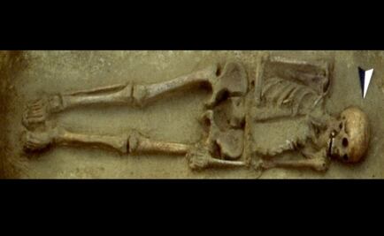 Los restos de un guerrero sostienen un cuchillo incluso tras la muerte
