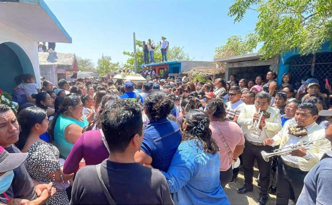 Sepultan a 4 integrantes de una familia que fueron víctimas de la volcadura de autobús en Oaxaca tras acudir a evento de Sheinbaum (11/03/2025). Foto: Especial