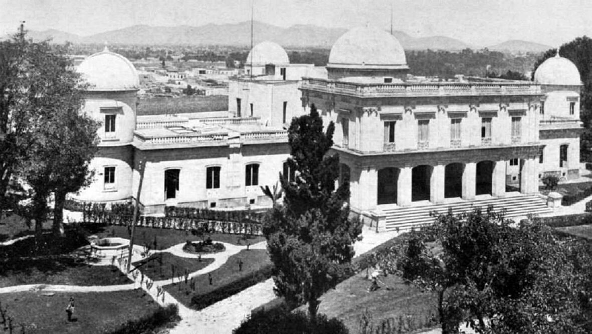 El Observatorio Astronómico de Tacubaya en una fotografía de 1910, dos años después de su inauguración. El crecimiento de la ciudad hizo necesario el traslado del observatorio a Tonantzintla, Puebla, en 1951; este inmueble fue demolido tiempo después y hoy en su lugar se encuentra la Preparatoria 4 de la UNAM. Colección Villasana.