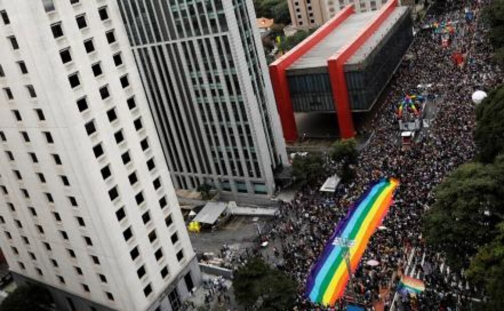 Desfila comunidad LGBT en Sao Paulo y manda mensaje electoral
